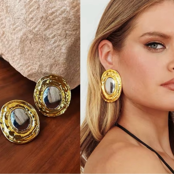 Vintage Gold Button Oval Earrings - Picture 4 of 17